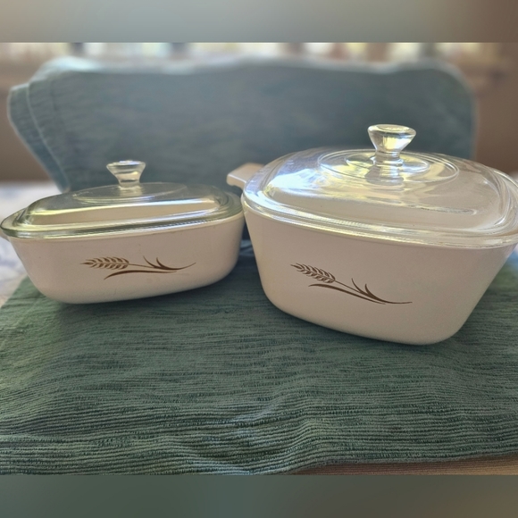 Pyrex Other - Set of vintage golden wheat Pyrex casserole dishes with lids